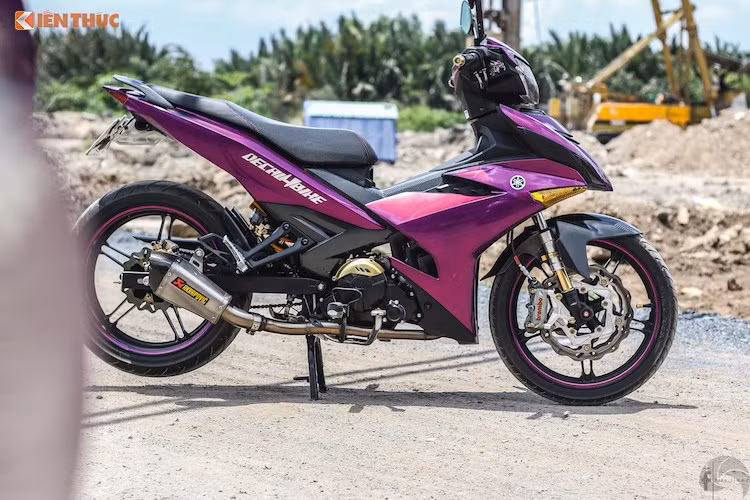 Tuy nhiên, một số người chơi xe khác, chẳng hạn như chủ nhân của chiếc Exciter này lại hướng tới việc "độ kiểng" nhẹ nhàng cho chiếc xe thay vì thay đổi tới kết cấu. Trong đó, chi tiết đơn giản nhất đó là toàn bộ vỏ xe đã được chủ xe dán lại bằng decal trong tông màu tím chrome đặc biệt.