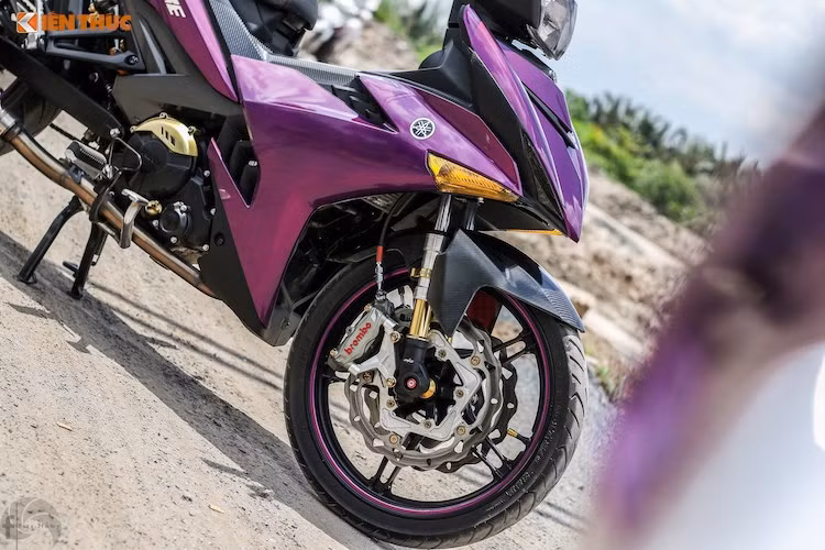 Phía trước của chiếc xe cũng đã được "trang điểm" nhẹ với dè trước bằng sợi carbon cùng với cặp phuộc Combiz khỏe khoắn.