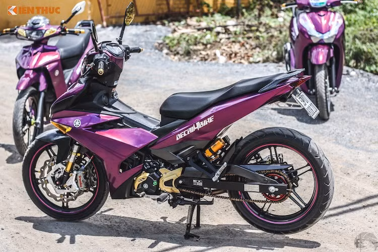 Khối động cơ SOHC 4 van của Exciter 150 được giữ nguyên, nhưng cũng có thêm vài món trang trí bên ngoài như ốp mang cá và ốp bưởng máy nhôm CNC màu vàng. Tiếng nổ của chiếc xe đã ấn tượng hơn nhờ vào pô Akrapovic.