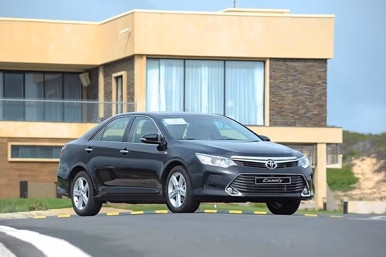 Danh sách top 10 xe bán chạy của tháng 6/2017 đã có sự bất ngờ lớn khi mẫu xe sedan Toyota Camry bất ngờ quay trở lại bảng xếp hạng sau một thời gian dài vắng bóng. Xếp ở vị trí thứ 10, Toyota đã bán được tổng cộng 319 chiếc Camry trong tháng vừa qua. Hiện tại Camry đang được bán với giá từ 1,098 tới 1,232 tỷ đồng.