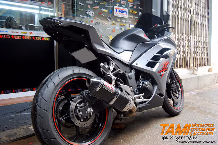 Sử dụng một số "đồ chơi" được thiết kế dành riêng cho Kawasaki Ninja 300, dân chơi môtô Việt đã khiến cho mẫu sportbike 300 cc này có ngoại hình gần với Kawasaki Ninja ZX10R và các dòng superbike cao hơn