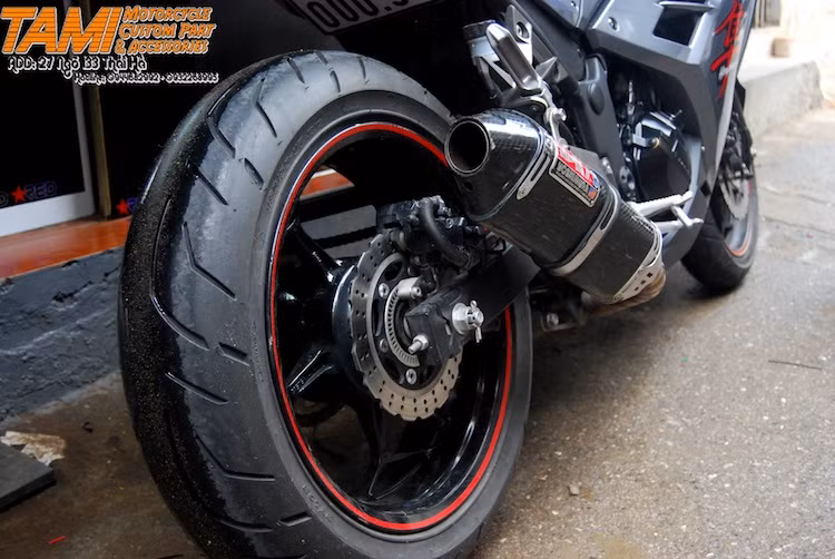 Tương tự như bánh trước, bánh sau của xe cũng sử dụng mâm độ với bề rộng 5 inch thay vì 4 inch nguyên bản. Với mâm 5 inch, chủ xe đã có thể lắp được lốp lớn từ 180/55/17 để khiến phần đuôi Ninja 300 trở nên "bề thế" không kém những mẫu xe phân khối lớn hơn.