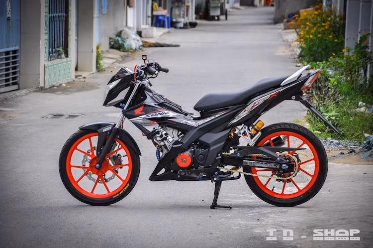 Mẫu xe hyper underbone nhập Indonesia Honda Sonic 150R đã được "dọn kiểng" bởi dân chơi xe Việt với dàn phụ tùng đắt giá, khiến chiếc xe trở nên bắt mắt và giá trị hơn.