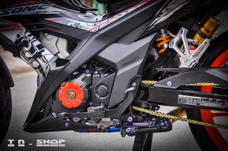 Động cơ DOHC xi-lanh đơn 150 cc với công suất 16 mã lực của Sonic không có sự thay đổi về kết cấu, chỉ được độ cổ pô titan, ốp bưởng máy và bưởng côn, ốp bảo vệ két nước cùng dàn ốc Proti titan nổi bật. Vốn có cần số móc, chiếc xe cũng đã được độ lại cần thẳng để dễ chuyển số hơn.