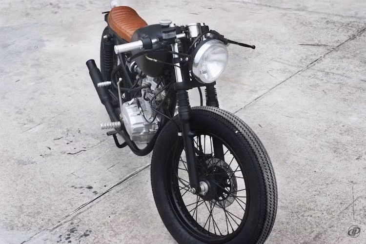 Trong những phong cách độ Wolf 125, nhiều biker Việt đã "giật" chiếc xe theo kiểu tracker, cafe racer hay scrambler thời thượng. Tuy nhiên để khiến bản độ mới nhất của mình trở nên cá tính hơn trong khi không mất chất cổ điển, xưởng độ DuongDoan Design (DDD) tại Hà Nội đã quyết định "pha" giữa phong cách cafe racer và brat.