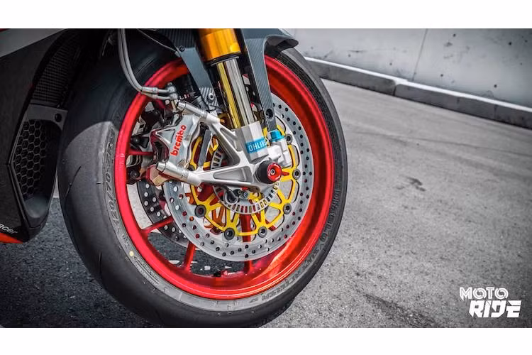 Là một chiếc superbike đỉnh cao, Aprilia RSV4 RF còn được trang bị đầy đủ những phụ tùng "hàng tuyển" từ nhiều hãng tên tuổi trên Thế giới, có thể kể tới bao gồm hệ thống giảm xóc Ohlins, phanh Brembo và lốp Pirelli Supercorsa.