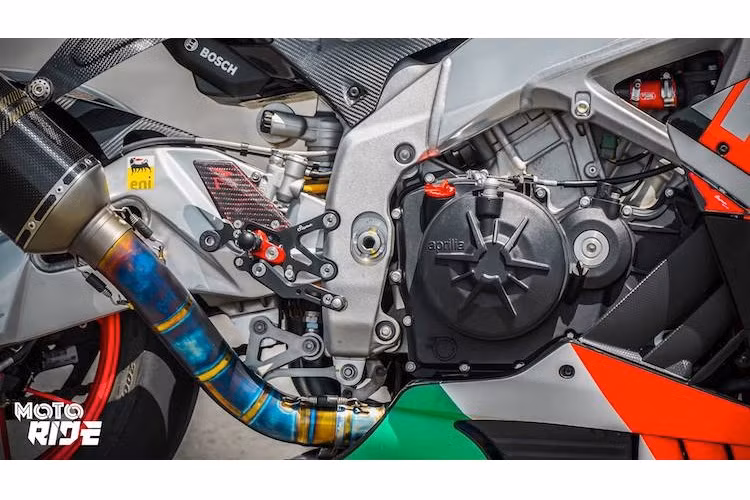 Aprilia RSV4 RF cũng là mẫu superbike duy nhất cho phép chủ xe có thể tùy chọn vị trí đặt động cơ trên khung. Bộ khung của xe cũng đã được hàn từ những thanh nhôm siêu nhẹ nhưng cực kỳ chắc chắn.
