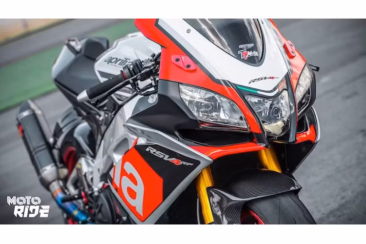 Tại châu Âu, giá của mỗi chiếc Aprilia RSV4 RF lên tới khoảng 22.000 USD. Aprilia cũng chỉ sản xuất đúng 500 chiếc RSV4 RF trên toàn Thế giới. Dù vốn đã hoàn hảo, nhưng chiếc RSV4 RF vẫn được một biker tại Việt Nam tiếp tục hoàn thiện với một số phụ tùng nâng cấp "hàng hiệu" đắt giá.