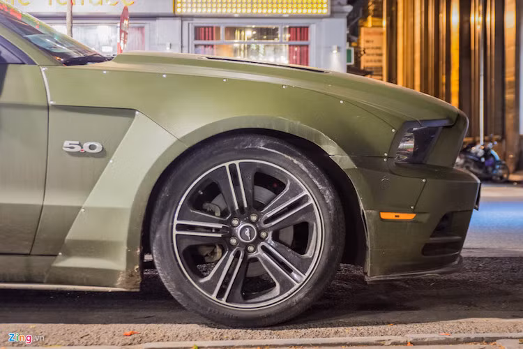 Chiếc Ford Mustang tiền tỷ này được trang bị bộ la-zăng 19 inch 5 chấu kép thể thao. Bên trong ca-bin là chất liệu da màu đen cùng các chi tiết bằng carbon.