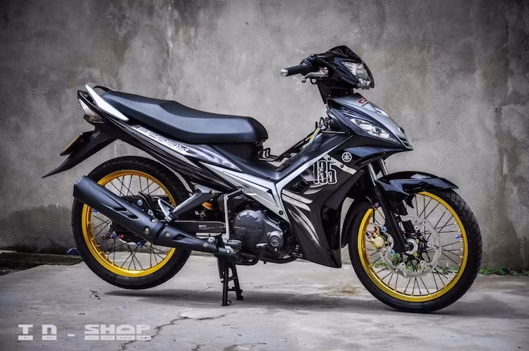 Mẫu xe số Yamaha Exciter 135 thuộc thế hệ đầu tiên đã được người chơi xe máy tại Sài Gòn đưa về "thời hoàng kim" bằng cách dọn mới theo phong cách phiên bản Spark 135 Thái Lan và độ thêm đồ chơi.