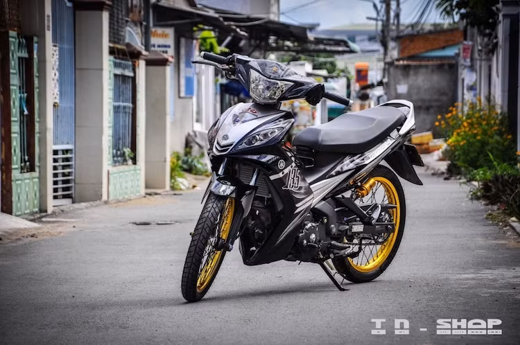 Cách đây hơn 10 năm, mẫu xe máy Yamaha Exciter 135 đầu tiên đã được ra mắt tại Việt Nam và dần trở thành mẫu xe underbone thể thao số 1 trên thị trường bởi động cơ mạnh mẽ và kiểu dáng thể thao. Ở phiên bản đầu tiên, Exciter 135 chỉ có hộp số 4 cấp và có cả phiên bản côn tự động.
