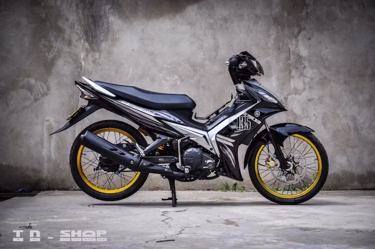 Theo thời gian, những chiếc xe số Yamaha Exciter 135 đời đầu, 4 số không côn giờ đã khá cũ hoặc được những người chủ xe "lên đời" các phiên bản mới hơn. Tuy nhiên vẫn có không ít biker Việt "trung thành" với dòng xe này bởi kiểu dáng nhỏ gọn, thanh thoát của nó. Để làm mới lại chiếc Exciter 135 đời đầu của mình, một biker Việt đã "giật mới" chiếc xe với những đồ chơi "long lanh".