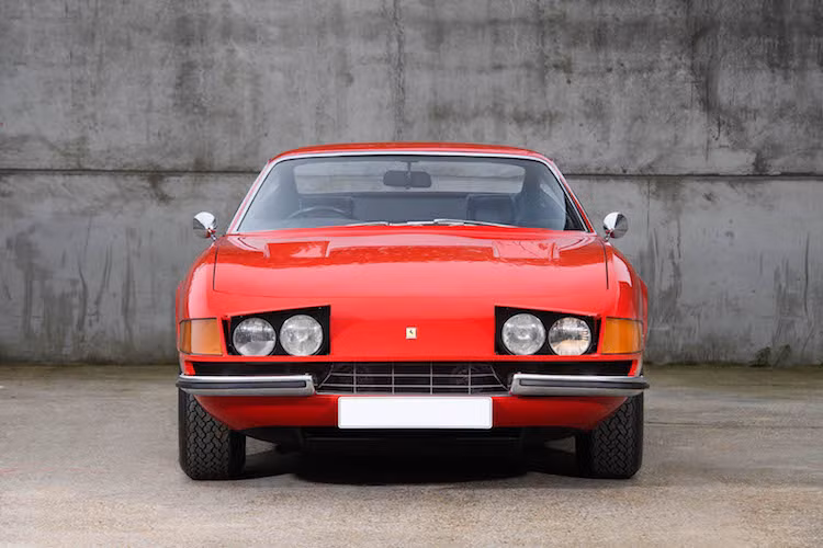 Chiếc Ferrari Daytona trong bài viết này đã được Elton John mua vào năm 1973, ngay sau khi album Goodbye Yellow Brick Road của ông chiếm những vị trí cao trong các bảng xếp hạng doanh số ở khắp Thế giới. Thành công từ album đã khiến cho Elton John có đủ tiền mua siêu xe đẳng cấp này.