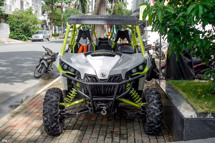 Hãng xe Can-Am của Canada không chỉ nổi tiếng nhờ siêu môtô ba bánh Can-Am Spyder mà còn bởi chế tạo những chiếc xe off-road chuyên dụng siêu hạng. mẫu xe địa hình Maverick 1000R Turbo là mẫu ATV bốn bánh, hai chỗ ngồi, có khả năng vượt mọi điều kiện địa hình.