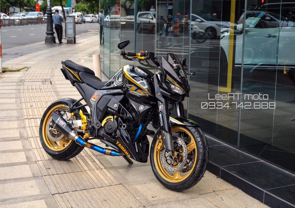 Sau khi được một xưởng độ xe máy tại Sài Gòn "lột xác", chiếc xe côn tay giá rẻ Yamaha FZ-S đã có ngoại hình "hầm hố" như một siêu môtô naked-bike tầm 600-1000 cc.