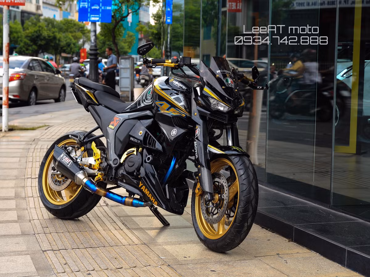 Được nhập về Việt Nam từ thị trường Ấn Độ, mẫu xe côn tay Yamaha FZ-S 150 hay Yamaha FZ-S Byson là mẫu naked bike giá rẻ, hướng tới nhóm khách hàng trẻ. Dù có động cơ khác và yếu hơn so với chiếc FZ150i tại Việt Nam nhưng mẫu xe này vẫn được nhiều biker Việt ưa chuộng bởi kiểu dáng "cơ bắp" hơn.