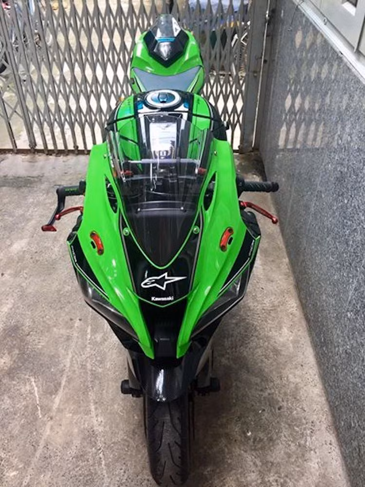 Với vỏ yên Luimoto, người lái không chỉ ngồi chắc chắn hơn trên yên xe mà còn khiến thiết kế của ZX-10R trở nên liền lạc hơn, do hai bên vỏ yên được trang trí đúng màu "xanh Kawa" nguyên bản của chiếc xe. Kiểu dáng của bản độ ZX-10R càng trở nên giống xe đua hơn với ốp yên solo, trong khi dàn để chân Lightech R siêu nhẹ khiến tư thế ngồi của người lái thể thao và có thể dễ dàng điều chỉnh.