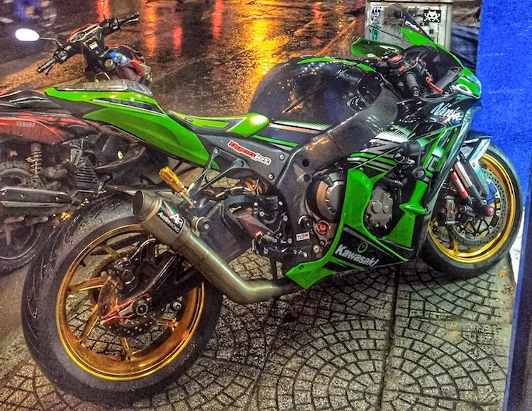 Vốn đã là một siêu môtô "hàng khủng", chiếc Kawasaki ZX-10R thế hệ mới còn tiếp tục được một biker Sài Gòn đầu tư trang bị nhiều đồ chơi đắt giá, khiến chiếc xe càng trở nên đẳng cấp hơn nữa. Ước tính tổng giá trị các phụ tùng trên xe khoảng gần 200 triệu đồng.
