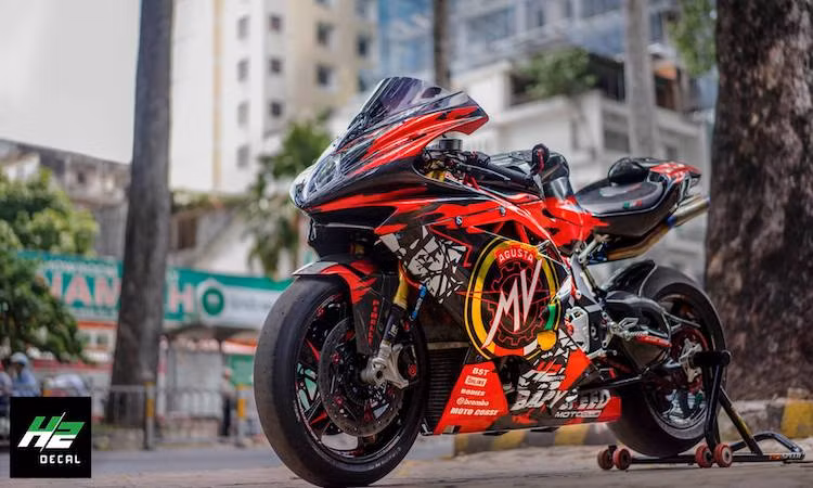 MV Agusta F4RR sở hữu khối động cơ 998 phân khối 4 xi-lanh thẳng hàng cho công suất 201 mã lực. Vào thời điểm ra mắt và ngay cả trong hiện tại, chiếc xe có công suất thuộc hàng "top" Thế giới nếu không tính tới các superbike sử dụng máy nạp khí cưỡng bức như Kawasaki Ninja H2.