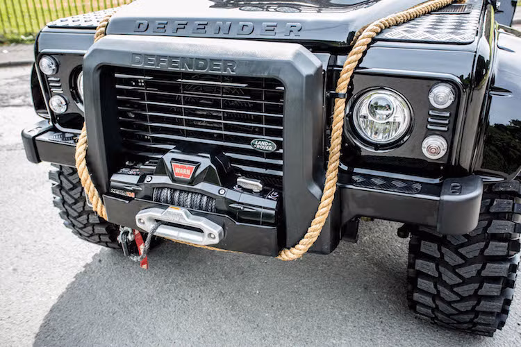 Dựa trên phiên bản Defender 110, Special Vehicle Operations (SVO) đã bắt đầu với việc trang bị cho chiếc xe bộ cản trước có thiết kế như xe trong phim, kèm tời điện siêu khỏe Warn và cặp đèn pha tròn với đèn thấu kính projector siêu sáng.