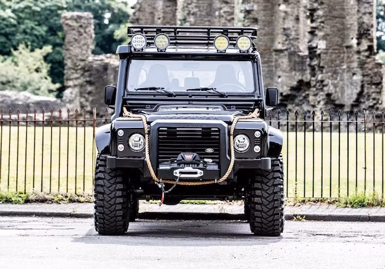 Có tổng cộng 10 chiếc Land Rover Defender đã được độ lại bởi bộ phận "hàng thửa" Special Vehicle Operations của Jaguar Land Rover tại Anh nhằm sử dụng trong quá trình quay phim. Phiên bản này được gọi với cái tên chính thức là Land Rover Defender SVX Concept. Vào tháng 9 sắp tói, 1 trong 10 chiếc Defender SVX sẽ được đưa ra đấu giá tại London.