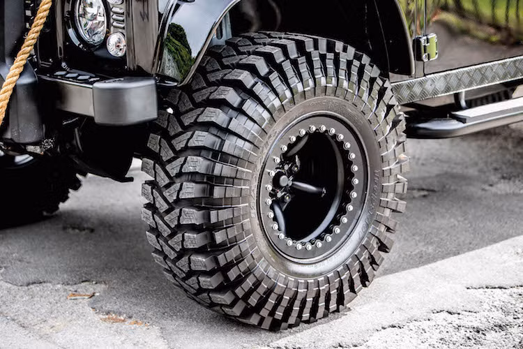"Dàn chân" của chiếc xe cũng đã được chú ý với bộ mâm ghép offroad "siêu khủng", bọc xung quanh là những chiếc lốp gai để chống tuột lốp khi đi qua những địa hình khó với áp suất lốp nhỏ. Lốp xe là loại lốp gai offroad với đường kính lên tới 37 inch.