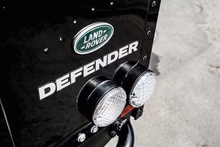 Chuẩn bị được nhà đấu giá nổi tiếng RM Sotheby's đưa "lên sàn", chiếc Land Rover Defender SVX Concept trong siêu phẩm Spectre 007 này mới chỉ chạy được 234 km. Xét tới độ hiếm và giá trị lịch sử, chắc chắn nó sẽ có giá ngang với nhiều siêu xe hiện nay.