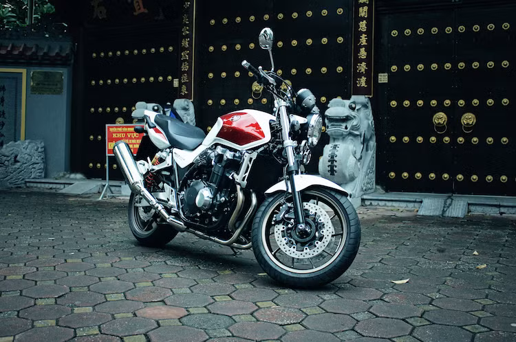 Sự ra đời của CB1000SF cũng đồng thời dẫn tới phiên bản "thu nhỏ" của chiếc xe là Honda CB400SF - mẫu xe đã quá quen thuộc với những người chơi xe phân khối lớn tại Việt Nam. CB1000SF được sản xuất tới năm 1996 thì bị "khai tử", sau đó trở lại vào năm 1998 với phiên bản mới CB1300SF. Kể từ đợt nâng cấp lớn năm 2003 tới nay, CB1300SF giữ nguyên kiểu dáng với chỉ ít thay đổi qua từng năm.