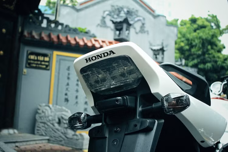 Hệ thống xả của CB1300SF có kết cấu 4-to-1 và dẫn tới lon pô rất dài và lớn ở phía sau. Đèn hậu của xe được trang bị 2 bóng, có kích thước lớn và nằm gọn bên dưới đuôi xe. Giống như nhiều mẫu môtô khác, xe có đèn xi-nhan đặt rời ở chắn bùn.