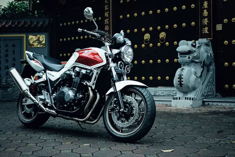 Vào đầu thập niên 90, Honda đã phát triển một dự án với tên gọi "Project Big 1" nhằm tạo ra một mẫu naked bike cỡ lớn với các đặc tính của một chiếc môtô phổ thông Nhật Bản (UJM - Universal Japanese Motorcycle). Thành quả của dự án này là chiếc CB1000SF vào năm 1992 mà tới hiện nay, "hậu duệ" của nó là Honda CB1300SF 2017 vẫn đang được sản xuất tại Nhật.