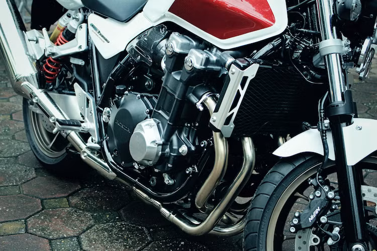Động cơ của CB1300SF là loại 4 xi-lanh thẳng hàng nạp khí tự nhiên DOHC với công nghệ phun xăng điện tử PGM-FI, làm mát bằng chất lỏng với mỗi piston đường kính 78 mm, hành trình xi-lanh 67,2 mm. Dù có dung tích "khủng" nhưng động cơ này chỉ đạt công suất tối đa 100 mã lực do được thiết kế hướng tới sự bền bỉ và dễ điều khiển. Xe được trang bị hộp số 5 cấp.