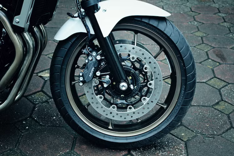 CB1300SF 2017 vẫn tiếp tục sử dụng phuộc nhún trước dạng ống lồng đường kính 43 mm và phanh đĩa kép với heo Nissin 4 piston hai bên, cùng hệ thống ABS lắp sẵn. Giống như CB400SF Revo, CB1300SF đã đổi sang thiết kế mâm "xương cá" 10 nan kể từ đời 2014 tới nay. Bánh trước của xe có mâm đường kính 17 inch và đi kèm lốp 120/70/17.