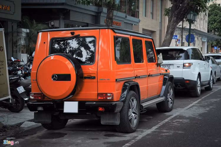 Mang kiểu dáng cổ điển, mẫu siêu SUV Mercedes G-Class được trang bị nhiều công nghệ hiện đại. Phía đầu xe nổi bật nhờ hệ thống đèn pha và đèn chiếu sáng ban ngày bằng công nghệ LED. Logo ngôi sao ba cánh lớn đặc trưng nằm trên lưới tản nhiệt.