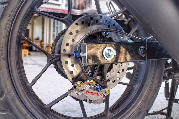 Giống như phía trước, chiếc xe cũng được lắp heo Brembo Billet Nickel kết hợp cùng dây dầu Hel và bình dầu Evotech. Dàn ốc titan grade 5 gồm khoảng 40 con được sử dụng để bắt nhiều chi tiết của xe, tạo thêm điểm nhấn cho bản độ Winner này.