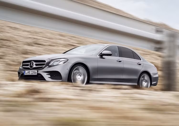 Về thiết kế bên ngoài, Mercedes E-Class 2018 hoàn toàn không có sự thay đổi so với đời 2017. Được tạo hình theo ngôn ngữ thiết kế Sensual Purity mới nhất của Mercedes, E-Class thế hệ mới sở hữu thân xe mềm mại hơn thế hệ trước và giống như một phiên bản "thu nhỏ" của dòng xe sedan cao cấp nhất Mercedes S-Class.