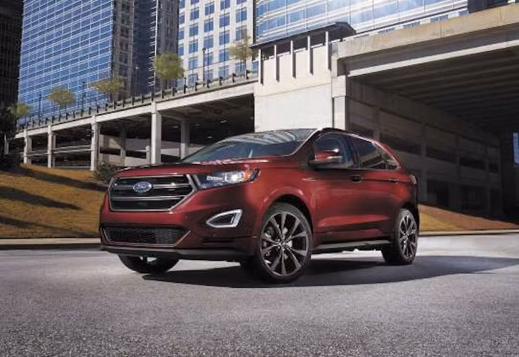 Ford Edge 2017 (Điểm: 8.5/10): Đây là một sự lựa chọn tuyệt vời nếu muốn một mẫu xe hiện đại, tiết kiệm nhiên liệu và nội thất bằng vật liệu mềm mang lại cảm giác thoải mái. Mẫu xe SUV cỡ trung 5 chỗ ngồi này có 4 biến thể là SE, SEL, Titanium và Sport. Mức giá khởi điểm: 28.950 USD.