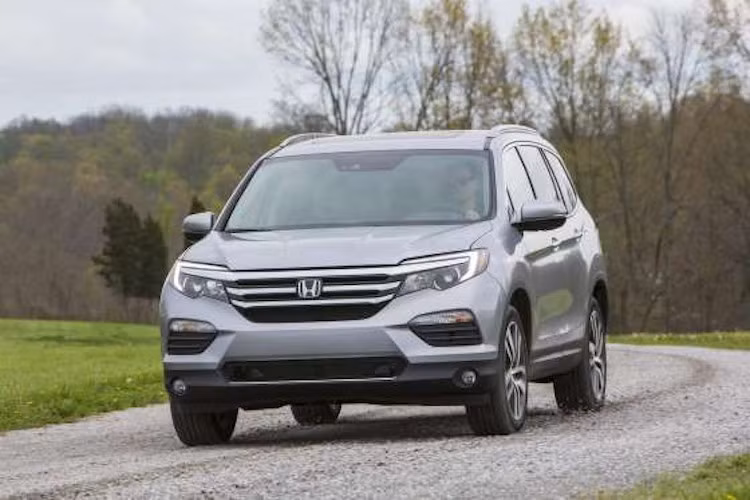 Honda Pilot 2017 (Điểm: 8.6/10): Xe được trang bị đầy đủ các công nghệ an toàn như ABS, EBD, BA, hỗ trợ khởi hành ngang dốc, hệ thống ổn định thân xe, kiểm soát độ bám đường. Động cơ trên Pilot 2017 vẫn là loại 3,5 lít V6 i-VTEC với công nghệ quản lý xi-lanh biến thiên VCM và star/stop, công suất 280 mã lực. Giá khởi điểm: 30.595 USD.