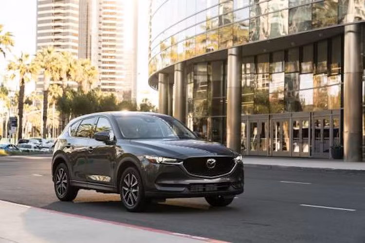 Mazda CX-5 2017 (Điểm: 8.7/10): Đây là dòng xe SUV cỡ nhỏ có ưu điểm tiết kiện nhiên liệu, vận hành linh hoạt, nhiều trang thiết bị hiện đại như cảnh báo sai làn đường, đèn cảnh báo phía sau, giám sát hành trình và nội thất thân thiện thoải mái. Mazda CX-5 2017 được trang bị 3 tùy chọn động cơ gồm động cơ diesel SkyActiv-D 2,2 lít và 2 động cơ xăng SkyActiv-G phun nhiên liệu trực tiếp, dung tích 2.0 và 2,5 lít. Giá khởi điểm: 24.045 USD.