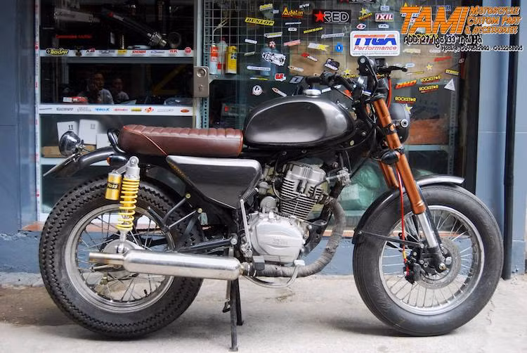 Vào khoảng năm 2010, mẫu xe côn tay giá rẻ SYM Wolf 125cc đã từng được phân phối chính hãng tại Việt Nam và đã nhanh chóng được các biker ưa chuộng. Ưu điểm của mẫu xe này ngoài giá rẻ còn là khối động cơ 125 cc máy đứng cực kỳ "lành", ít hư hỏng vặt và sử dụng chung nhiều phụ tùng với các dòng xe phổ biến trên thị trường.