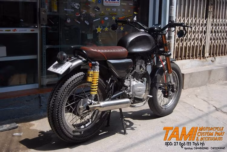 Mẫu xe côn tay giá rẻ SYM Wolf 125 đã được độ lại hoàn toàn từ khung và bộ máy bởi người đam mê xe tại Hà Nội, khiến nó có vẻ đẹp cổ điển, tinh tế và phong trần.