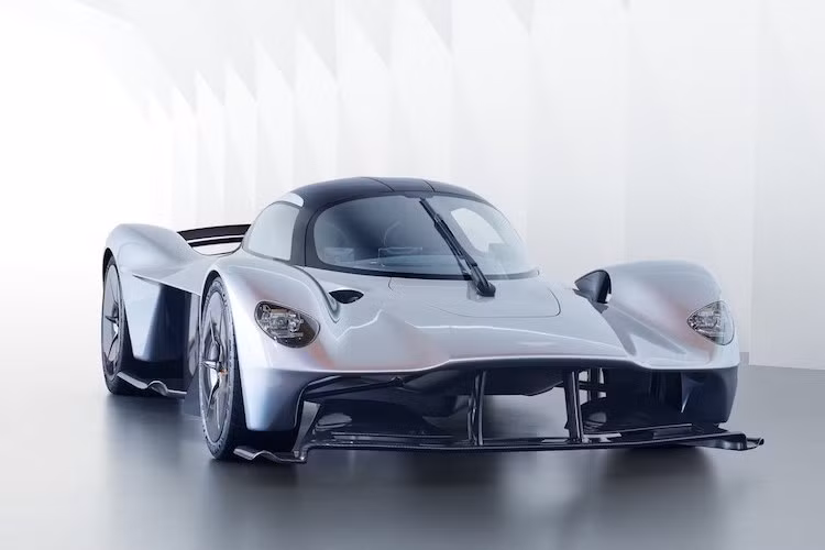 Vào năm ngoái, dự án siêu xe "đại khủng" AM-RB 001 - thành quả giữa sự hợp tác giữa hãng siêu xe Aston Martin cùng bộ phận công nghệ cao Red Bull Advanced Technologies của đội đua Red Bull Racing đã được chính thức công bố. Tới năm nay, tên gọi chính thức của xe là Aston Martin Valkyrie mới chính thức được "chốt hạ".