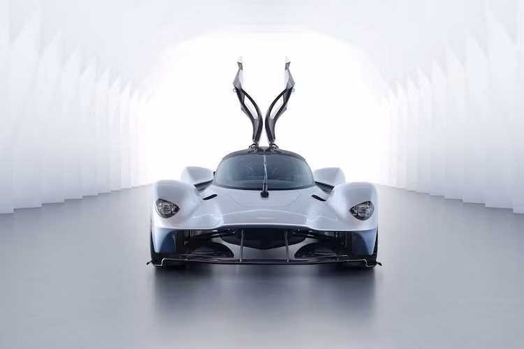Aston Martin Valkyrie sẽ chỉ được sản xuất với số lượng giới hạn 150 chiếc cho bản thương mại và 25 chiếc bản đua. Trong đó, bản đua sẽ còn có thân xe mang tính khí động học "khủng" hơn với cánh chia gió và cánh đuôi lớn hơn, cùng với khoảng sáng gầm hạ tối đa. Tuy nhiên vào ngày 6/12/2016, hãng đã chính thức tuyên bố 150 chiếc xe dân dụng hiện đã được đặt mua hết.