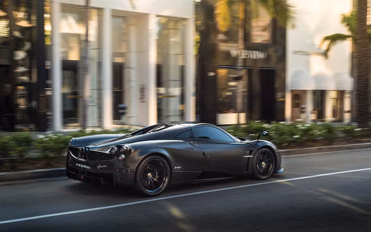 Vào tháng sau tại cuộc đấu giá Monterey được tổ chức ở Mỹ, nhà RM Sotheby's sẽ đưa chiếc Pagani Huayra Tempesta màu Grigio Scuro Opaco duy nhất trên Thế giới ra bán. Hiện tại, siêu xe hàng khủng này đang có giá dự đoán 2,5 triệu USD (tương đương 56,8 tỷ đồng).