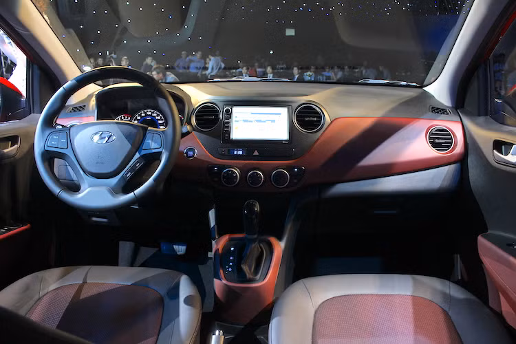 Nội thất của Grand i10 2017 được bọc da pha nỉ và có thiết kế tương tự bản cũ. Tuy nhiên, các trang bị tiện nghi đã được nâng cấp với hệ thống thông tin giải trí với màn hình cảm ứng 7 inch, hệ thống định vị dẫn đường tại Việt Nam với nhiều thông tin địa điểm, khóa trung tâm smartkey, gương hậu chống chói cùng camera (phiên bản sedan)...