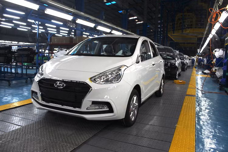 Tương tự 2 mẫu xe đàn anh SantaFe và Elantra, Hyundai Grand i10 mới được Hyundai Thành Công lắp ráp tại nhà máy Hyundai Thành Công Ninh Bình trên dây chuyền công nghệ chuyển giao trực tiếp từ Hyundai Hàn Quốc. Tỉ lệ nội địa hóa của xe là 10%, và gần như toàn bộ các linh kiện cùng panel thân vỏ đều được nhập từ Hyundai Hàn Quốc.