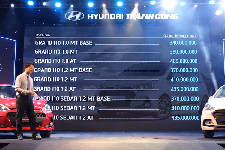 Hyundai Grand i10 được Hyundai Thành Công phân phối với 9 phiên bản sedan &amp; hatchback cùng 6 lựa chọn màu sắc: Trắng, Cam, Bạc, Đỏ, Vàng cát, Xanh dương. Xe được hưởng chế độ bảo hành 3 năm hoặc 100.000km tùy điều kiện nào đến trước. Xe có giá bán lẻ khuyến nghị từ 340 triệu đồng (đã bao gồm thuế GTGT).