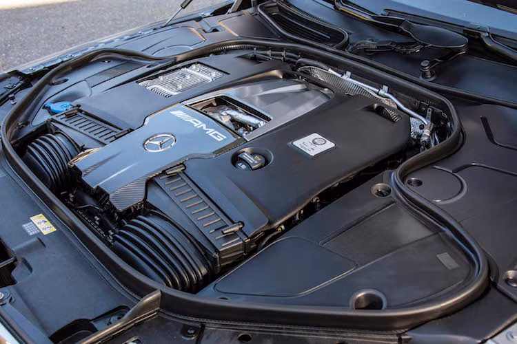 Phiên bản S63 AMG đã có sự thay đổi lớn về hệ động lực khi được trang bị động cơ 4.0 V8 tăng áp kép có công suất tối đa 612 PS và mô-men xoắn cực đại 900 Nm, với tính năng ngắt xi-lanh khi không cần thiết. Bên cạnh đó, hộp số 7 cấp cũng được thay bằng loại 9 cấp AMG SPEEDSHIFT MCT mới.