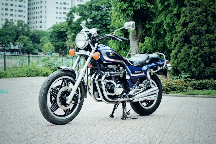 Từ năm 1979 tới năm 1985, Honda đã tạo ra dòng CB650 với vai trò là một phiên bản nhỏ hơn, rẻ hơn của CB750 cao cấp. Trong đó, những chiếc CB750 với động cơ SOHC chỉ được sản xuất tới năm 1981. Để kết thúc dòng xe này, phiên bản môtô Honda CB650 Luxury Custom (CB650LC) đã được Honda tung ra tại thị trường nội địa Nhật.