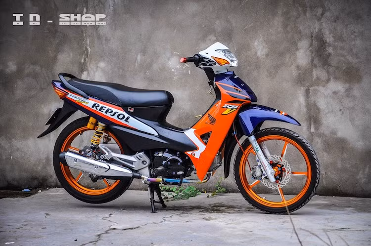 Từ chiếc Honda Wave Repsol đời cũ, một người chơi xe tại Cần Thơ đã tiến hành "dọn mới", đồng thời độ lại chiếc xe theo phong cách kiểng. Nhờ có dàn đồ chơi "hàng hiệu" với tổng giá trị đắt hơn nhiều lần so với việc mua một chiếc Wave RS cũ, chiếc xe số phổ thông giản dị đã trở nên thể thao và đầy "chất chơi".