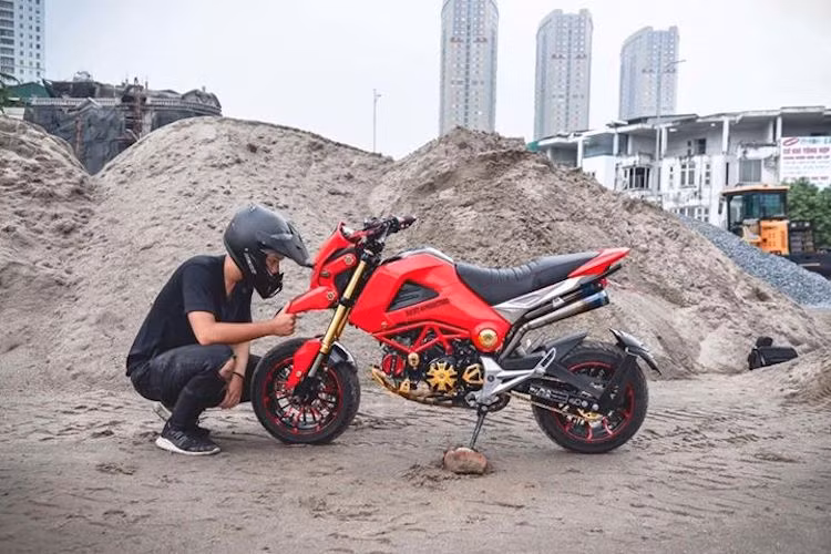 Sử dụng những đồ chơi dành riêng cho Honda MSX125, một dân chơi xe máy tại Việt Nam đã biến kiểu dáng của xe giống như mẫu môtô phân khối lớn Ducati Hypermotard.